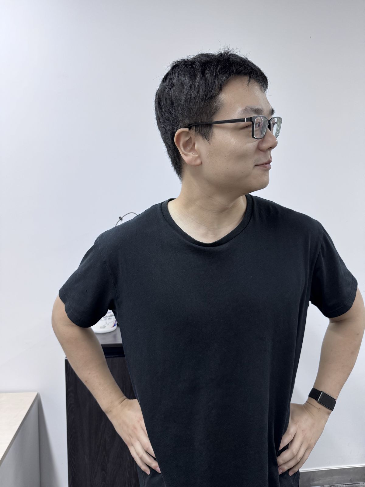Azhe after changing the playbook: black t-shirt, watch on his wrist